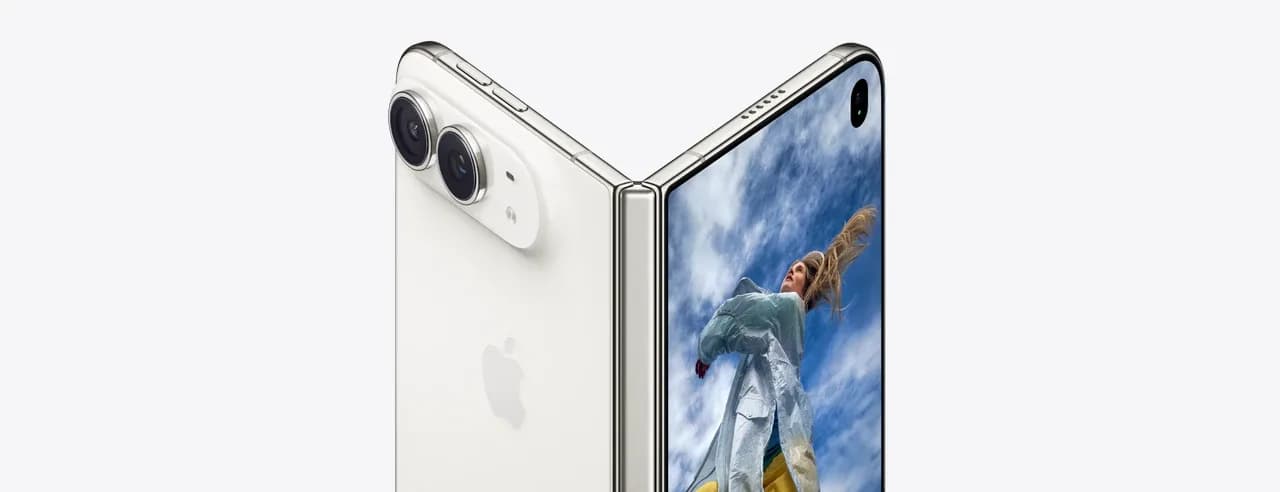 iPhone Duo à demi ouvert, vu de dos : deux caméras sur un dos clair, la charnière, et l'écran externe qui affiche une photo de ciel.