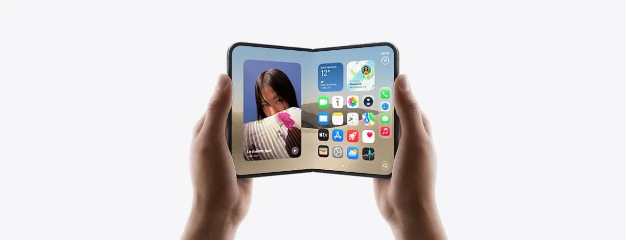 iPhone Duo ouvert à plat, tenu à deux mains, affichant un écran d'accueil avec une photo et des widgets côte à côte.