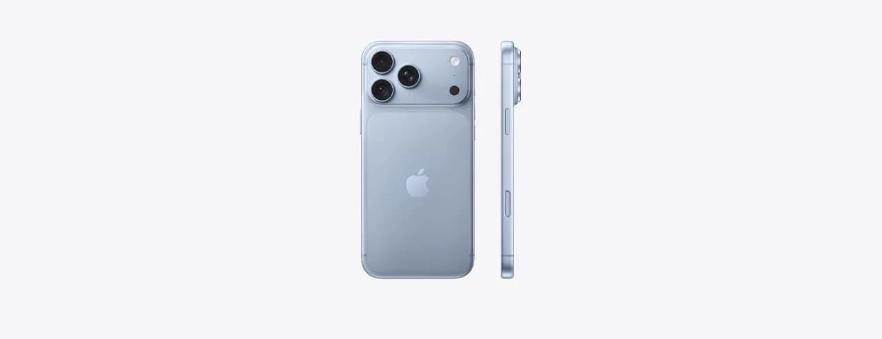 iPhone 18 Pro bleu clair vu de dos et de profil : bloc caméra en haut, tranche fine avec les boutons.
